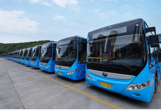 路遇大貨車輪胎起火，6路公交車駕駛員王曉春果斷施以援手 --“我車上的3個(gè)滅火器都用完了”